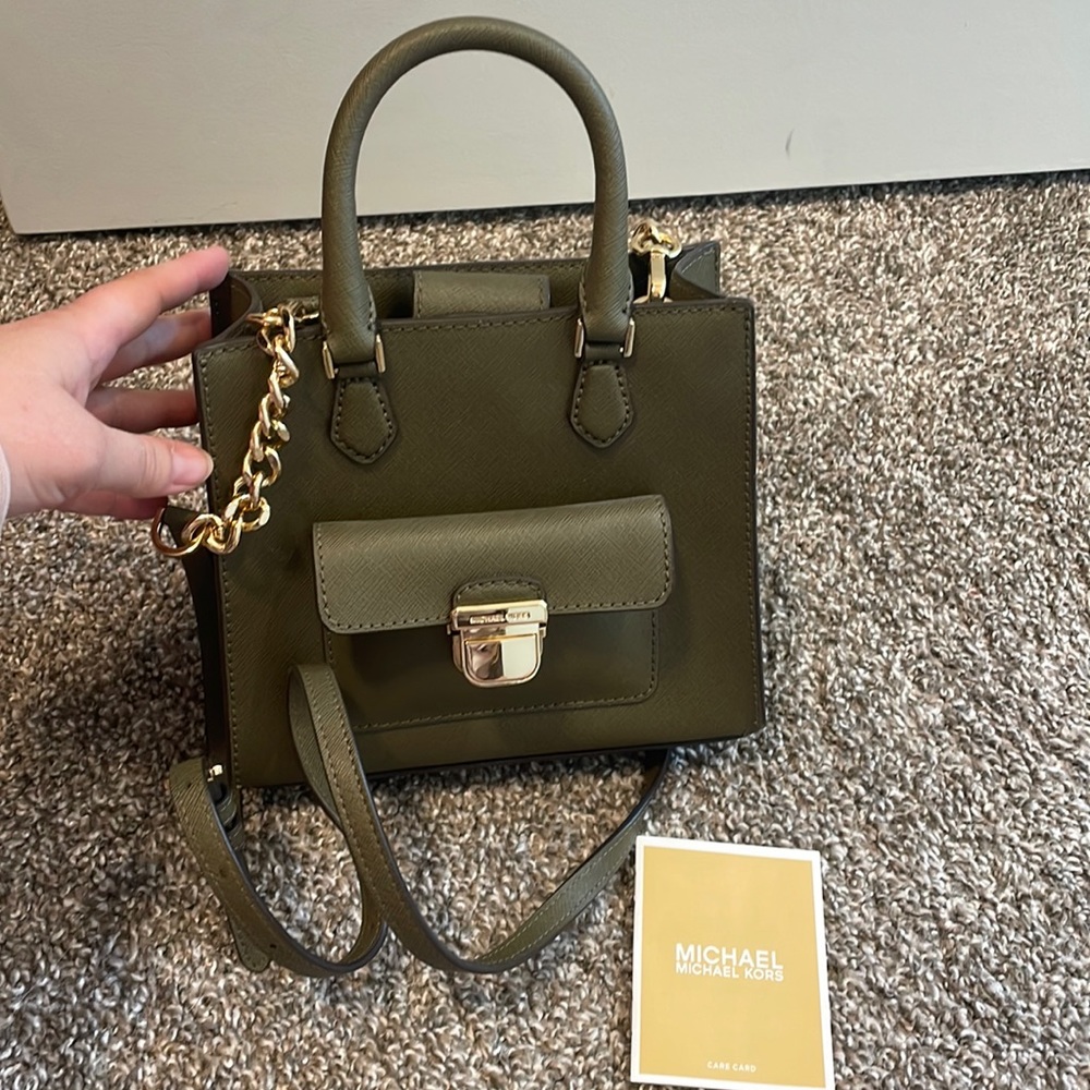 New Michael Kors purse crossbody/handheld *item is at its lowest price